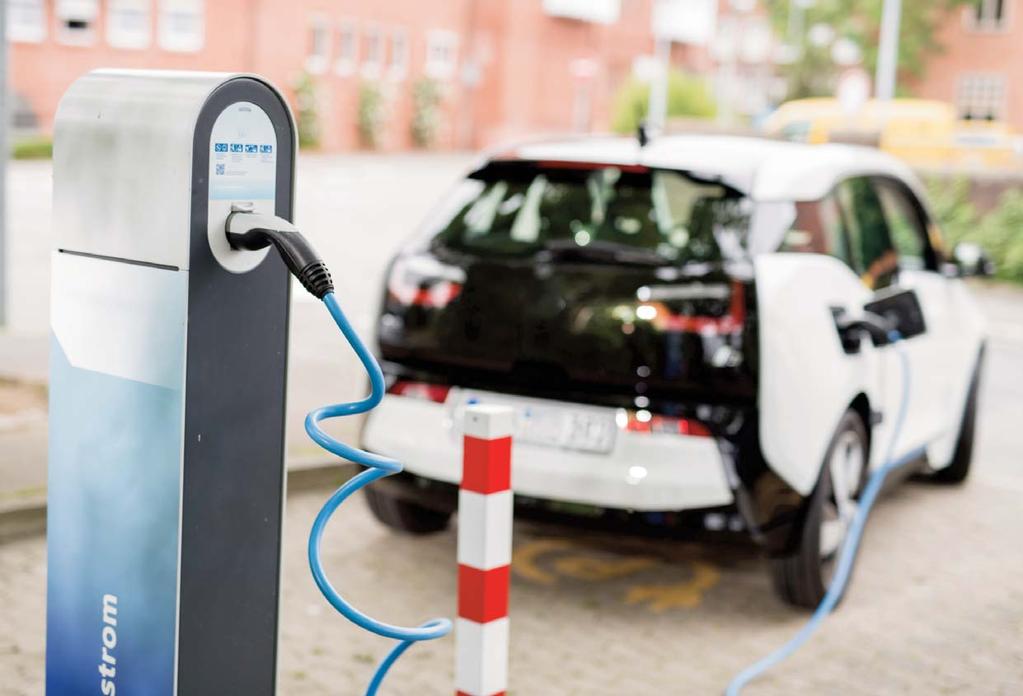 Elektromobilność w Polsce pozostaje obecnie obszarem niszowym. Aby stała się ona powszechna potrzebna jest współpraca samorządów, dostawców samochodów oraz infrastruktury.