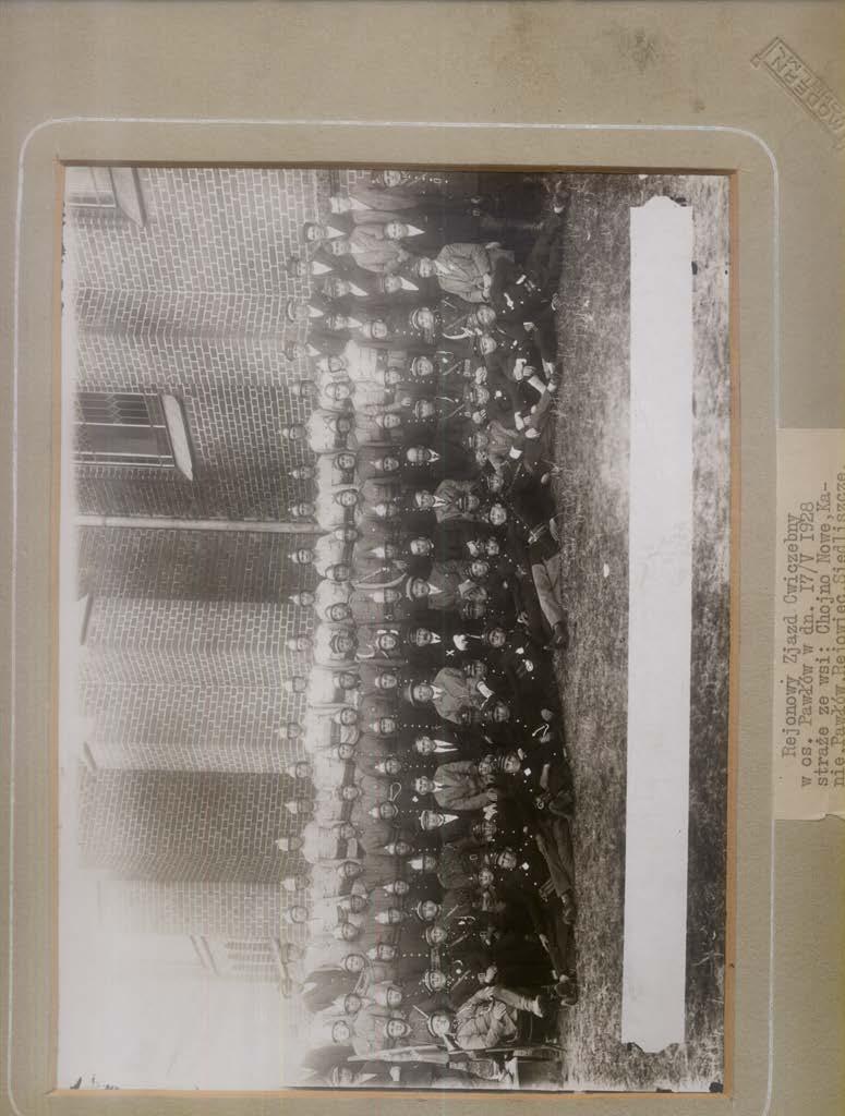 Rejonowy Zjazd Ćwiczebny w os. Pawłów w dniu 17 maja 1928 roku. Straże ze wsi: Chojno Nowe, Kanie, Pawłów, Rejowiec, Siedliszcze. Na fotografii z lewej strony sztandar OSP w Pawłowie.