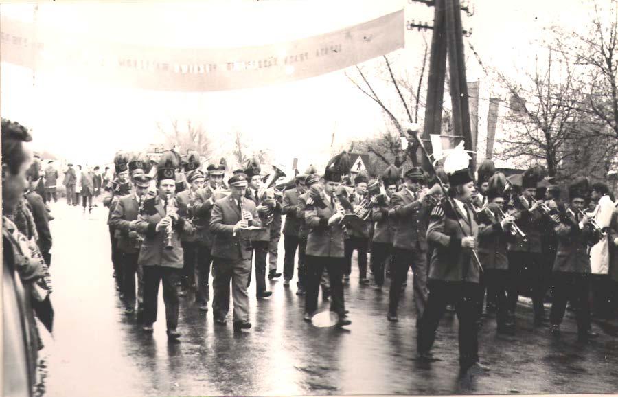 1 Maja 1974r. Połączone orkiestry OSP Cukrowni i Cementowni. Prowadzi kapelmistrz Waldemar Link.
