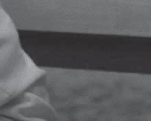 Sledovanie pripomína snahu pozrieť sa tam, kde sa pozrieť nedá. Je to ako skúšať sa pozrieť za zarámovaný obraz. Pavučina. Mravenisko. Metafora? Film dôsledne ukazuje iba to medzi.