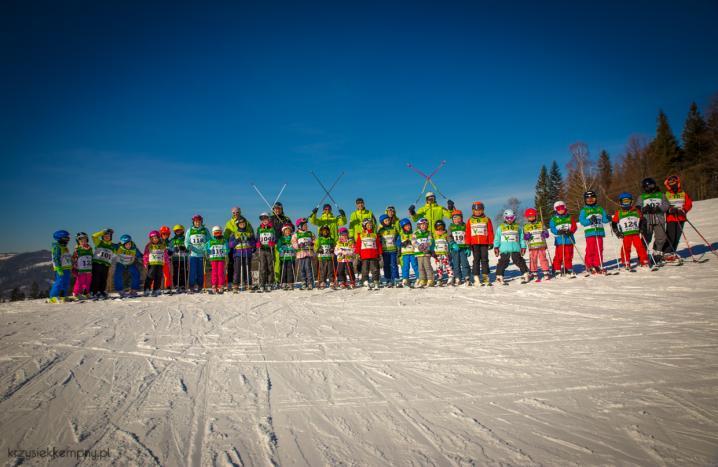 techniki poruszania się na nartach lub snowboardzie w różnych rodzajach śniegu Zajęcia prowadzimy na każdym stopniu zaawansowania Większość szkoleń przeprowadzamy w Ośrodku Narciarskim Nowa Osada,