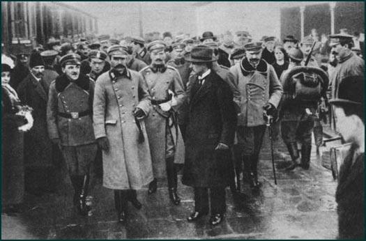 11 listopada - w lasku Compiegne pod Paryżem podpisano zawieszenie broni będące kapitulacją Niemiec i kończące I wojnę światową.