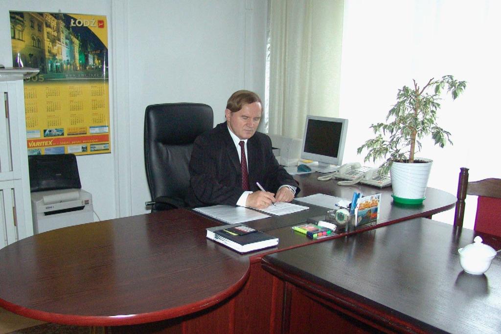 czona jest obs³uga uroczystoœci nadania doktoratów honoris causa i innych uroczystoœci pañstwowych i uczelnianych.