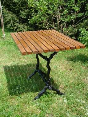 Blat stolika może być wykonany z drewna,