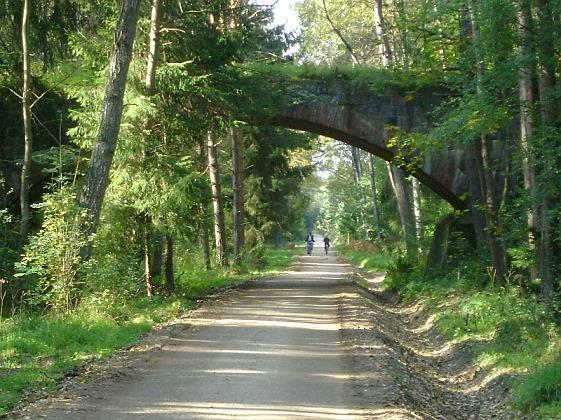 Trasa o dł. 27,86 km i szer. 2 m., łączy Lidzbark Warmiński z Ornetą. Ścieżka przebiega po starym nasypie kolejowym. Rozpoczyna się w Lidzbarku Warm., od drogi woj.