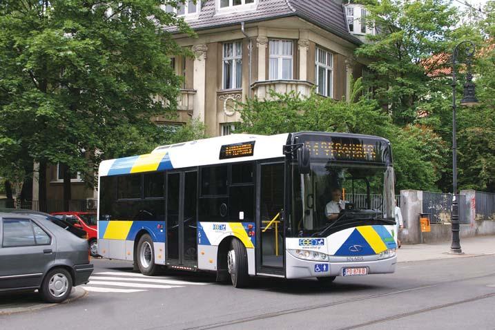 W autobusie wprowadzono zupełnie nową konstrukcję sufitu zintegrowanego z efektownym systemem oświetlenia. Dzięki temu cały sufit daje jasne, przyjazne światło.