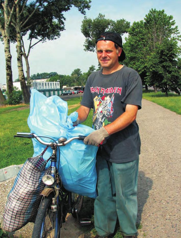 Kiedy zaczê³am uczyæ siê jazdy na rowerze, przewa nie traci³am równowagê i l¹dowa³am w rowie, co koñczy³o siê, oprócz wielkiej iloœci siniaków, oparzeniami od pokrzyw.