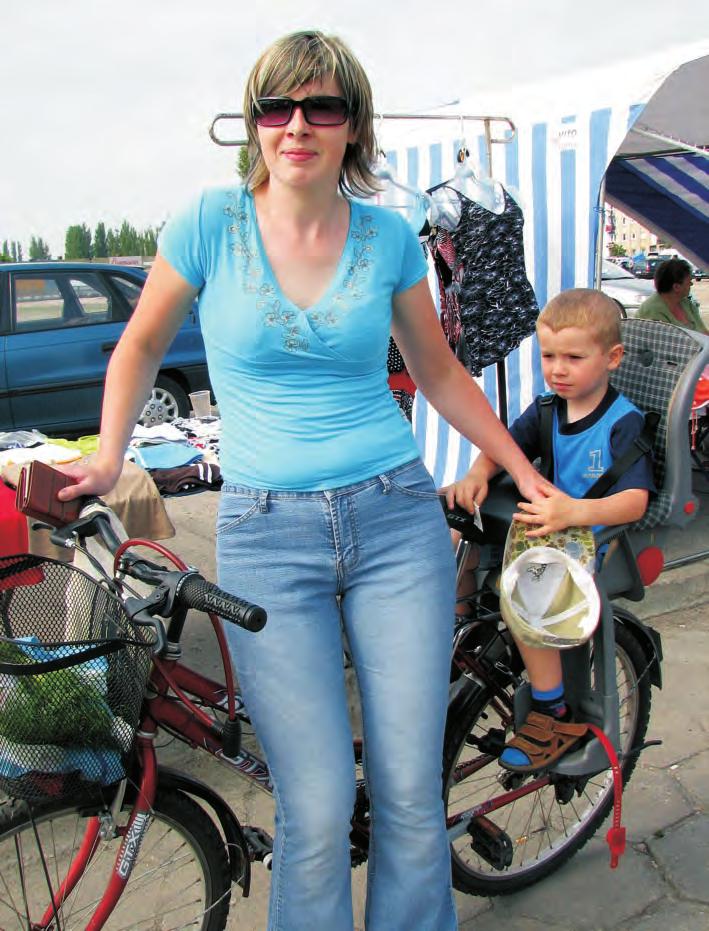 Innego miejsca nie maj¹. nazjum i szkó³ ponadgimnazjalnych. Niektórzy w jedn¹ stronê przeje d aj¹ prawie 20 km, czasem w deszczu.