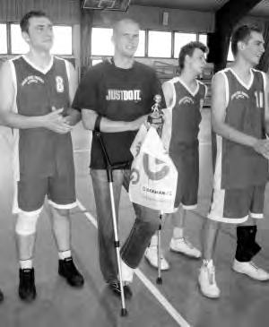 nowy OWICZANIN 19.07.2007 r. SPORT l SPORT l SPORT l SPORT 37 Koszykówka - podsumowanie XII edycji owickiej ALK-i, czyli Amatorskiej Ligi Koszykówki Czy ALK-a powróci³a na sta³e?