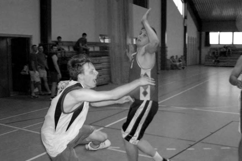 Prawie we wszystkich zespo³ach w sk³adzie dominowa³a koszykarska m³odzie, która trenuje, b¹dÿ trenowa³a w koszykarskiej sekcji UMKS Ksiê- ak owicz.