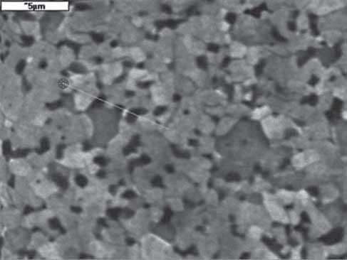 KINETYKA SPIEKANIA WGLIKÓW DIAMENTOPODOBNYCH a) a) b) Rys. 9. Obraz SEM (a) oraz liniowa analiza EDS (b) spieku SiC zawierajcego 6 % wgla i 0,5 % boru. Fig. 9. SEM image (a) and linear EDS analysis (b) of SiC containing 6 % carbon and 0.