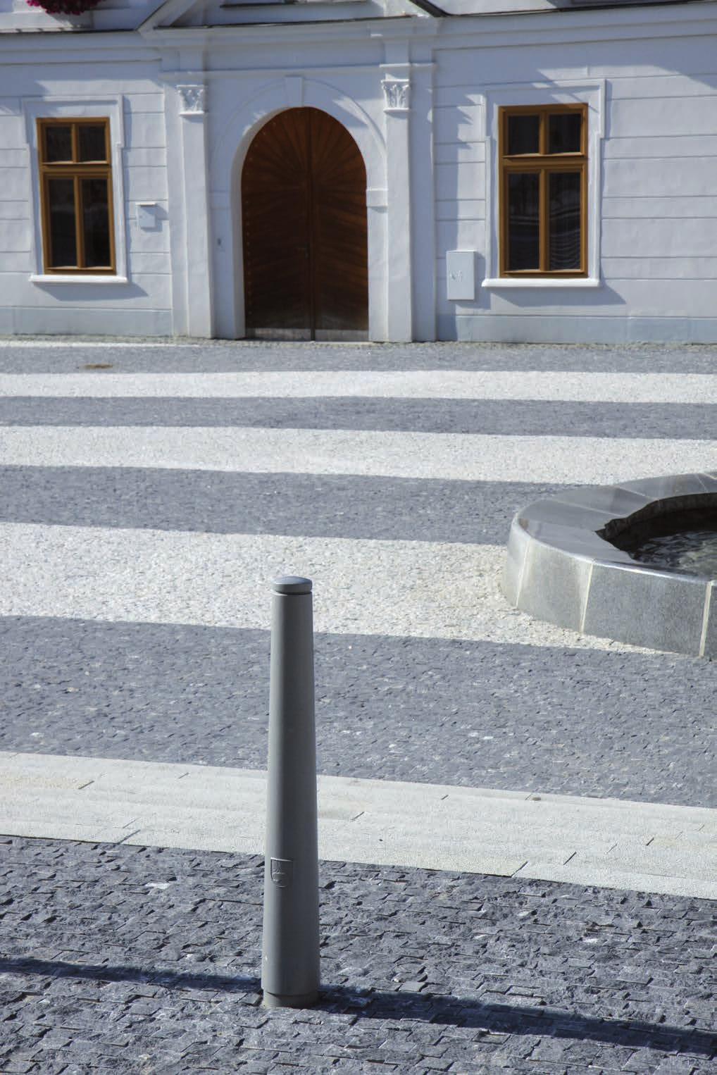 isac Słupek o delikatnym kształcie stożka ze stopu aluminium, nie zakłóci widoku klasycznej architektury.