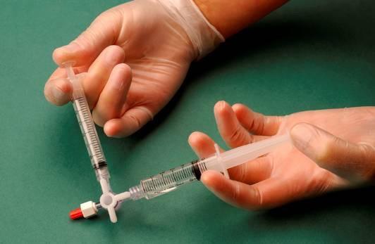 Strzykawka zawierająca pianke jest wyciągana z łącznika i przy jej użyciu natychmiast wykonuje sie wkłucie dożylne, przez które podaje sie pianke do naczynia (rys. 4).