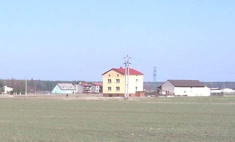 W samych granicach terenu opracowania pojawia się zaledwie kilka pojedynczych zabudowań mieszkalnych zarówno nowszej zabudowy mieszkaniowej jak i starej zabudowy zagrodowej: Teren ma charakter