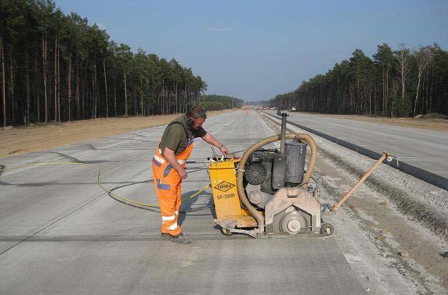 Rys. 4. Cięcie szczelin w nawierzchni betonowej Źródło: http://www.satpolska.com.