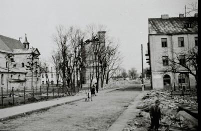 artyleryjskiego mocno uszkodzona. Na zdj ciu z 1945 r.