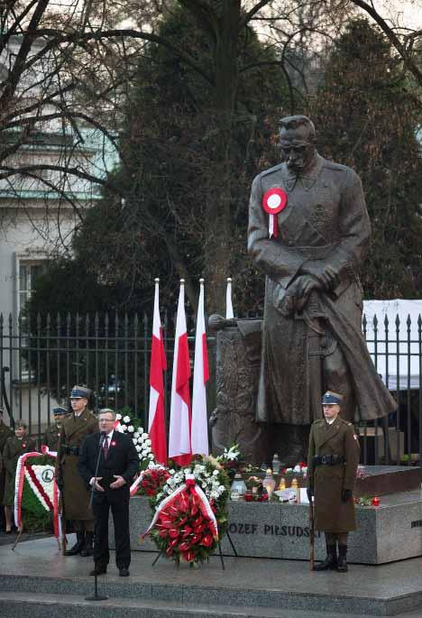 W Warszawie obchody Święta Niepodległości rozpoczęły się uroczystą mszą Za ojczyznę w archikatedrze Św. Jana. Uczestniczył w niej Prezydent Bronisław Komorowski wraz z Małżonką.