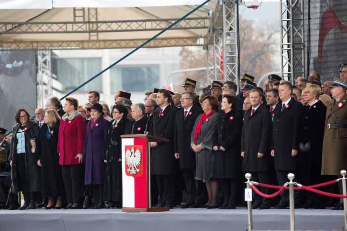 Najwyższe władze państwowe z Prezydentem Bronisławem Komorowskim na uroczystej zmianie wart przed Grobem Nieznanego Żołnierza. Polski, razem z dziećmi i wnukami.