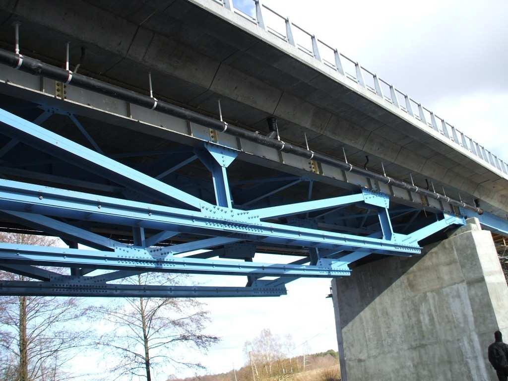 Konstrukcje mostowe 1221 3. Przebieg pierwszego próbnego obciąŝenia Podczas badań mierzono ugięcia mostu, przemieszczenia pionowe na łoŝyskach oraz osiadanie podpór.
