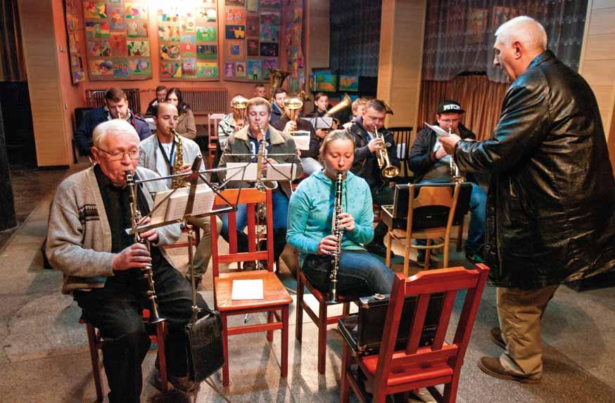 Gdy zakupiono nowe instrumenty suzafon, saksofon tenorowy, sakshorn tenorowy, klarnet oraz 2 trąbki można już było przystąpić do prób i warsztatów muzycznych w Domu Pracy Twórczej Bajka.