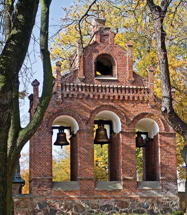 Najpilniejszych prac remontowych wymagała dzwonnica przykościelna. Podobnie jak kościół, zbudowana jest z czerwonej cegły i również jest obiektem zabytkowym.