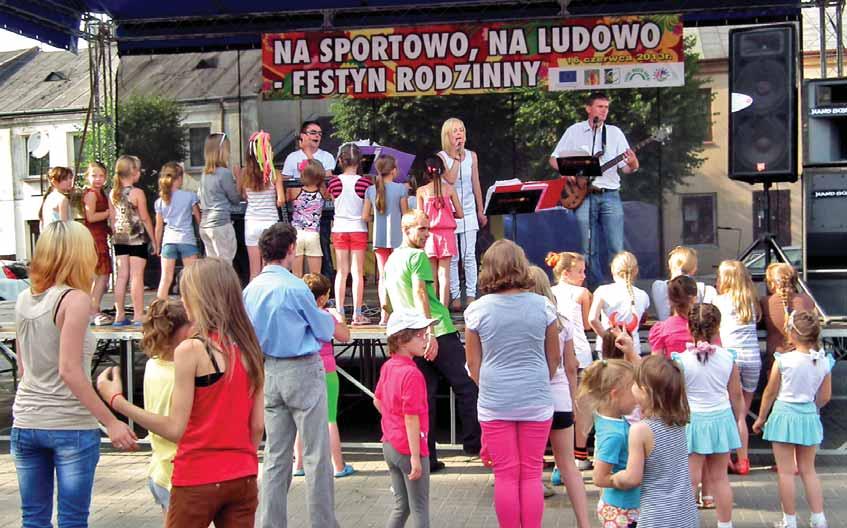 Blachy uginały się od regionalnych wypieków, a stoły od kremówek, kiedy na scenie występowały maluchy z miejscowej SP nr 2.