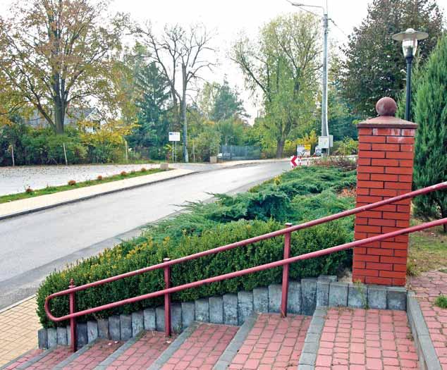 Uroku dodają mu ławeczki, kosze na śmieci i krzewy ozdobne. Przy cmentarzu również pojawił się parking, który może pomieścić 60-70 aut wylicza.