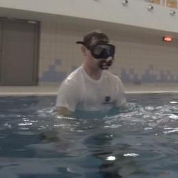 Ćwiczenie to uczy skutecznego użycia płetw do wykonania zwrotu pod wodą, co często błędnie