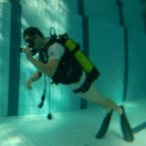Po ustaleniu odpowiedniej ilości powietrza w KW pływalność reguluje się za pomocą płuc. Gdy uda się opanować balansowanie na krańcach płetw, instruktor ponownie pokazuje sygnał,,zmniejsz głębokość.