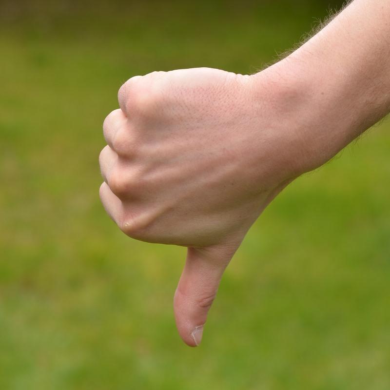 Współnurkujący powinni potwierdzić zrozumienie znaku gestem,,ok. Wykonanie znaku polega na złożeniu dłoni w pięść, wysunięciu kciuka i skierowaniu go odpowiednio w górę lub w dół.