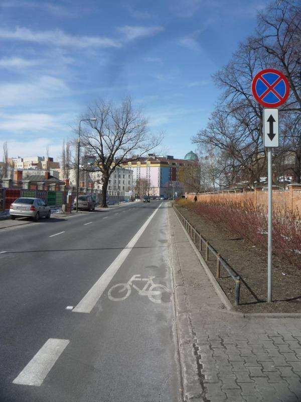 skrzyżowaniu z ulicą Jasną. Przy Placu Powstańców Warszawy umieszczono sygnalizator tylko dla rowerzystów, który nie dopuszcza do kolizji z pojazdami skręcającymi w prawo.