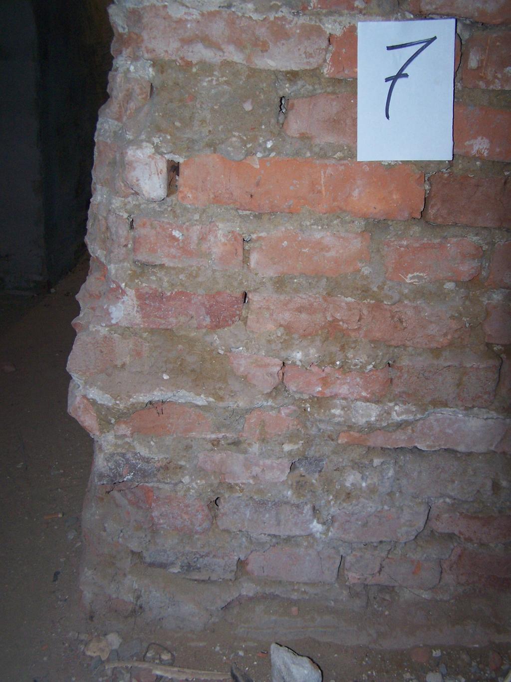Fotografia nr 10 - Silna korozja muru z licznymi