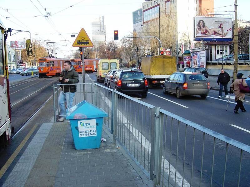 Niedostępny przystanek zachęca do