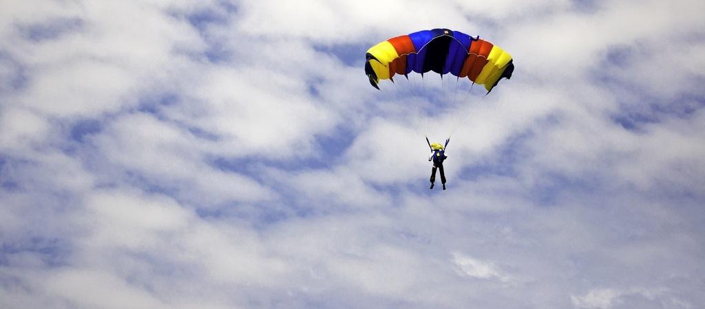 Skok spadochroniarza- opór powietrza Zaraz po wyskoczeniu z samolotu spadochroniarz porusza się w przybliżeniu tak jak ciało swobodnie spadające. Trwa to stosunkowo krótko.