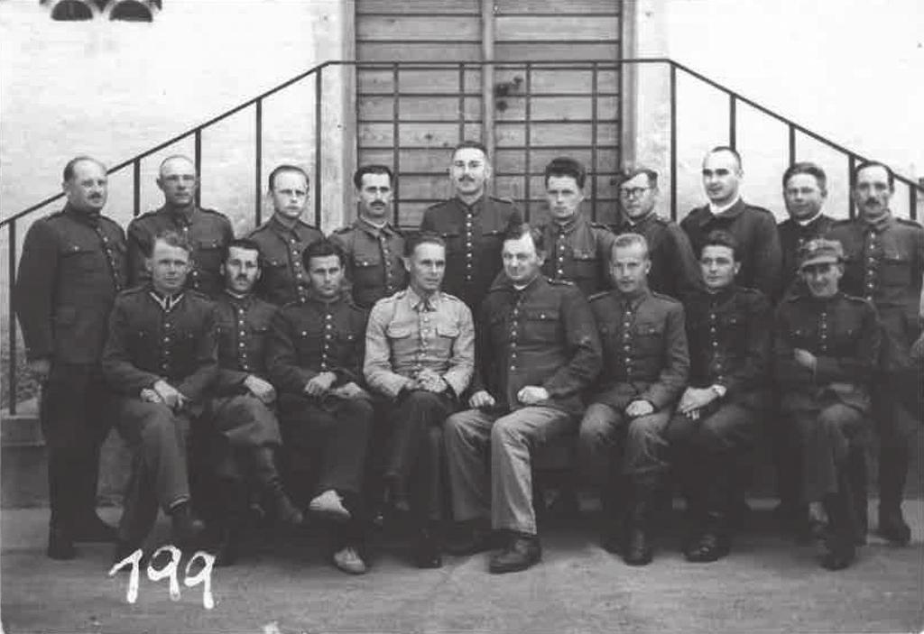 WSPOMNIENIA I RELACJE 161 ukrywającego się, nastręczało kolosalne trudności. Z tego zdawałem sobie doskonale sprawę.