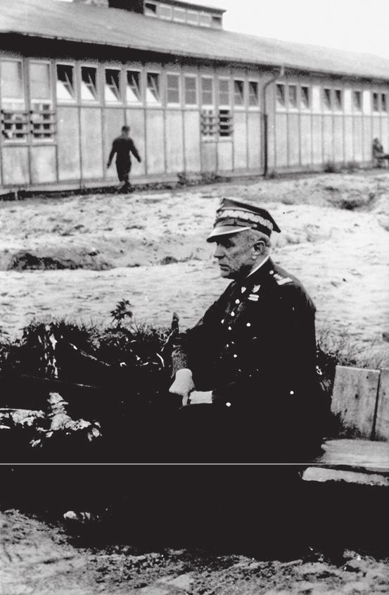 POSTĘPOWANIE WOJSKOWEGO TRYBUNAŁU 75 1. Gen. broni Leon Berbecki w Oflagu VI E Dorsten Źródło: Centralne Muzeum Jeńców Wojennych w Łambinowicach-Opolu, Muzealia, nr inw.