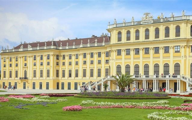 Pałac projektu Johanna Bernharda Fischera von Erlacha powstał w XVII-XVIII wieku na zlecenie cesarza Leopolda I. Barokowy wystrój pochodzi z czasów panowania Marii Teresy.