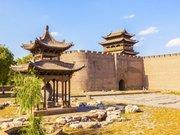 Zwiedzanie Świątyni Nieba, jednego z głównych symboli Pekinu. Czas na odpoczynek, obiadokolacja. Dzień 3: Pekin - Badaling (Mur Chiński). Po śniadaniu zobaczymy grobowce cesarzy z dynastii Ming.