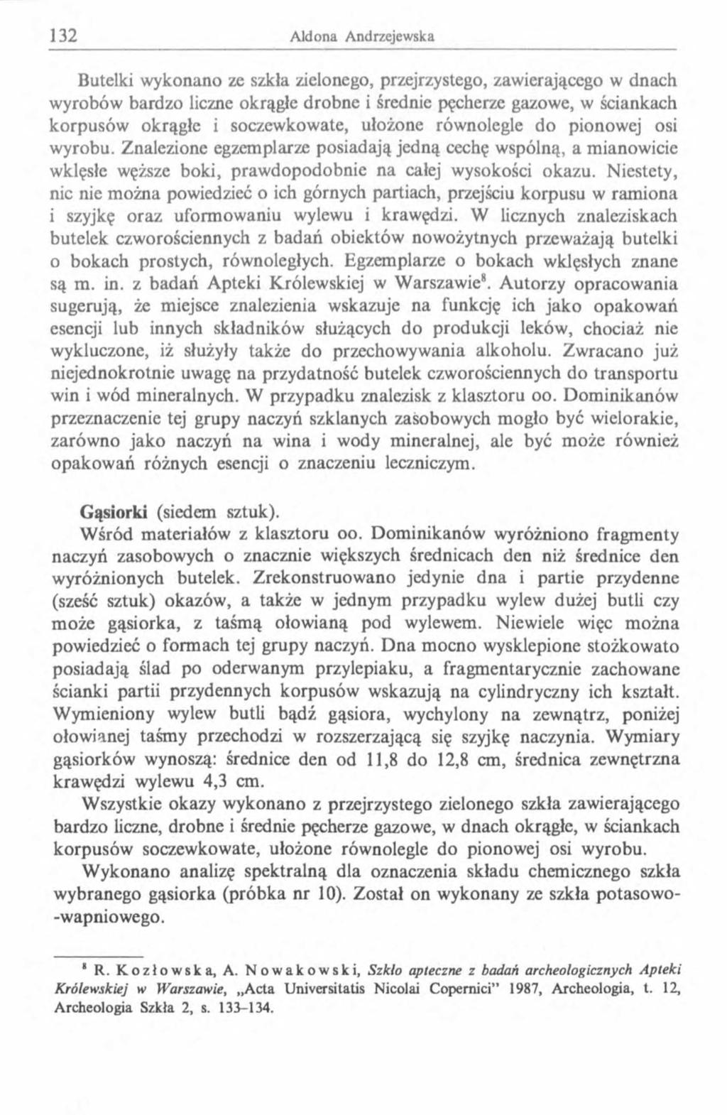 Butelki wykonano ze szkła zielonego, przejrzystego, zawierającego w dnach wyrobów bardzo liczne okrągłe drobne i średnie pęcherze gazowe, w ściankach korpusów okrągłe i soczewkowate, ułożone