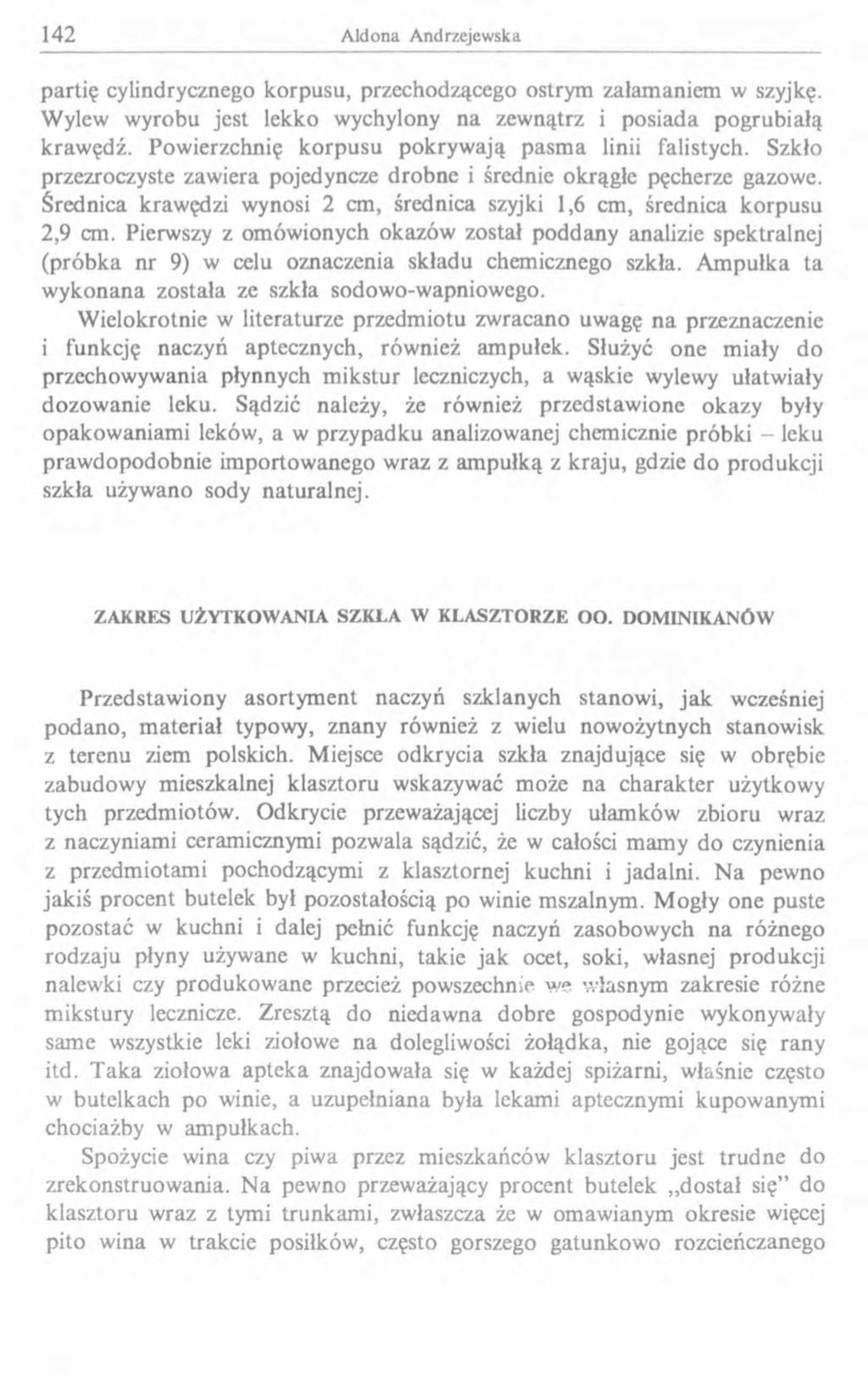 partię cylindrycznego korpusu, przechodzącego ostrym załamaniem w szyjkę. Wylew wyrobu jest lekko wychylony na zewnątrz i posiada pogrubiałą krawędź.