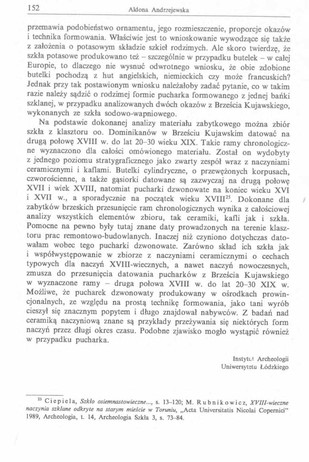przemawia podobieństwo ornam entu, jego rozmieszczenie, proporcje okazów i technika formowania. Właściwie jest to wnioskowanie wywodzące się także z założenia o potasowym składzie szkieł rodzimych.