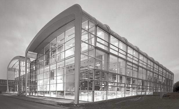 03 Przedsiębiorstwo Gira Tradycja i innowacja Gira firma z ponad 100-letnią historią Hala produkcyjna Gira w Radevormwald Od producenta łączników do dostawcy systemów Korzenie niemieckiego
