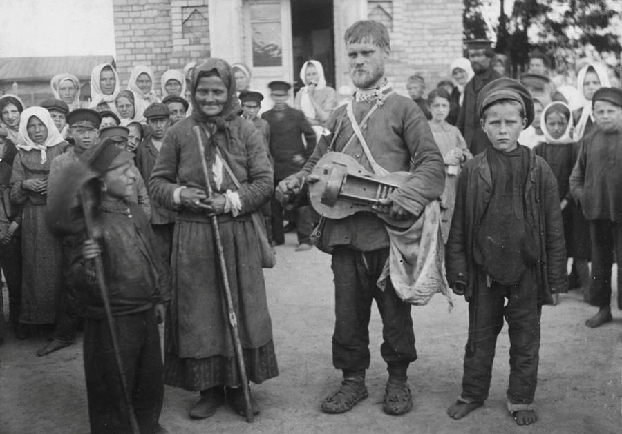 Na wystawie prezentowane były oryginalne bromosrebrowe odbitki fotograficzne, wykonane przez autora ze szklanych negatywów metodą kontaktowej fotolitografii.