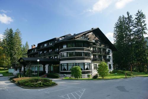 8 HOTEL RIBNO 3+* Odnowiony w 2012 r., przyjazny, rodzinny hotel położony ok. 25 minut spacerem od centrum Bledu.