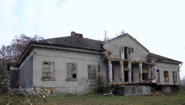 klasycystyczny dwór murowany z XIX wieku w zespole dworsko-parkowym (własność prywatna) w Bukowiu Dolnym, dwór oraz park w zespole dworsko-parkowym w miejscowości Wrzosy z ok. 1920r.