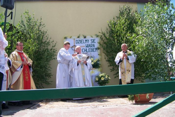 Czytanie przy drugim ołtarzu "W owym czasie, gdy znowu wielki tłum był z Nim i nie mieli co jeść, przywołał do siebie uczniów i rzekł im: żal mi tego tłumu, bo już trzy dni trwają przy Mnie, a nie