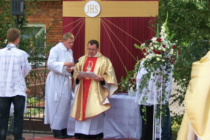 Czytanie przy czwartym ołtarzu "Nie tylko za nimi proszę, ale i za tymi, którzy dzięki ich słowu będą wierzyć we Mnie; aby wszyscy stanowili jedno, jak Ty, Ojcze, we Mnie, a Ja w Tobie, aby i oni