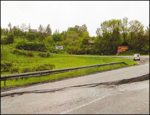 Zatrzymanie wody opadowej w rowach oraz powyżej i poniżej korpusu drogi powoduje nasączanie i uplastycznianie podłoża korpusu drogi oraz materiału koluwialnego.