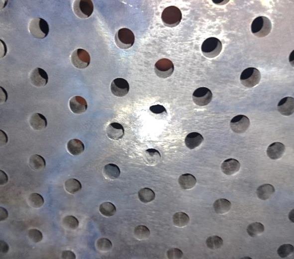 Osłony antyudarowe na bazie perforowanych blach ze stali bainitycznej o strukturze Anti-impact Protecting Plates of Bainitic Steel with Nano-crystalline Structure 113 skutków uderzenia odłamkami z