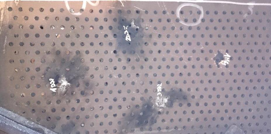 The results of firing tests for the layered system are presented in table 1. (A) Rys 4. Przykładowe fotografie blach perforowanych o grubości 8 mm po ostrzale pociskiem kal.